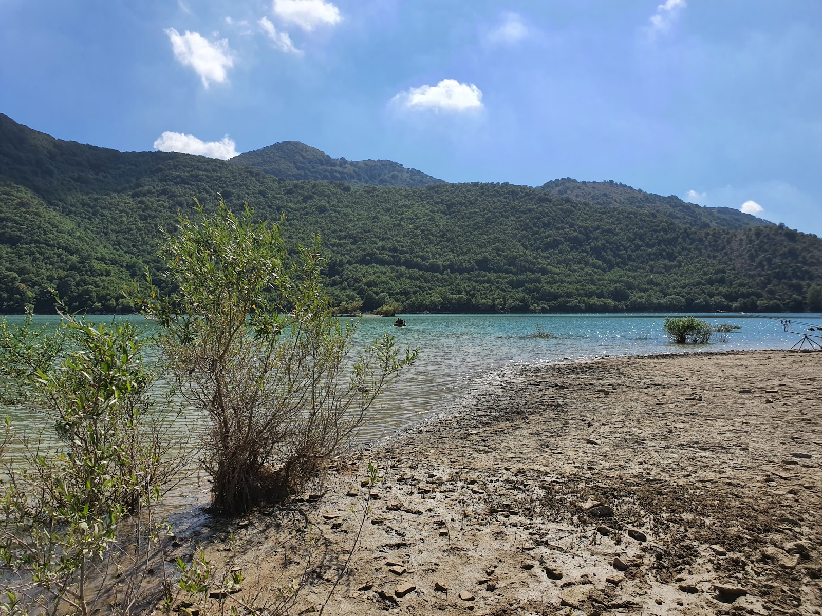 Fotografie cu Spiaggia de Lago di Gallo zonă sălbatică