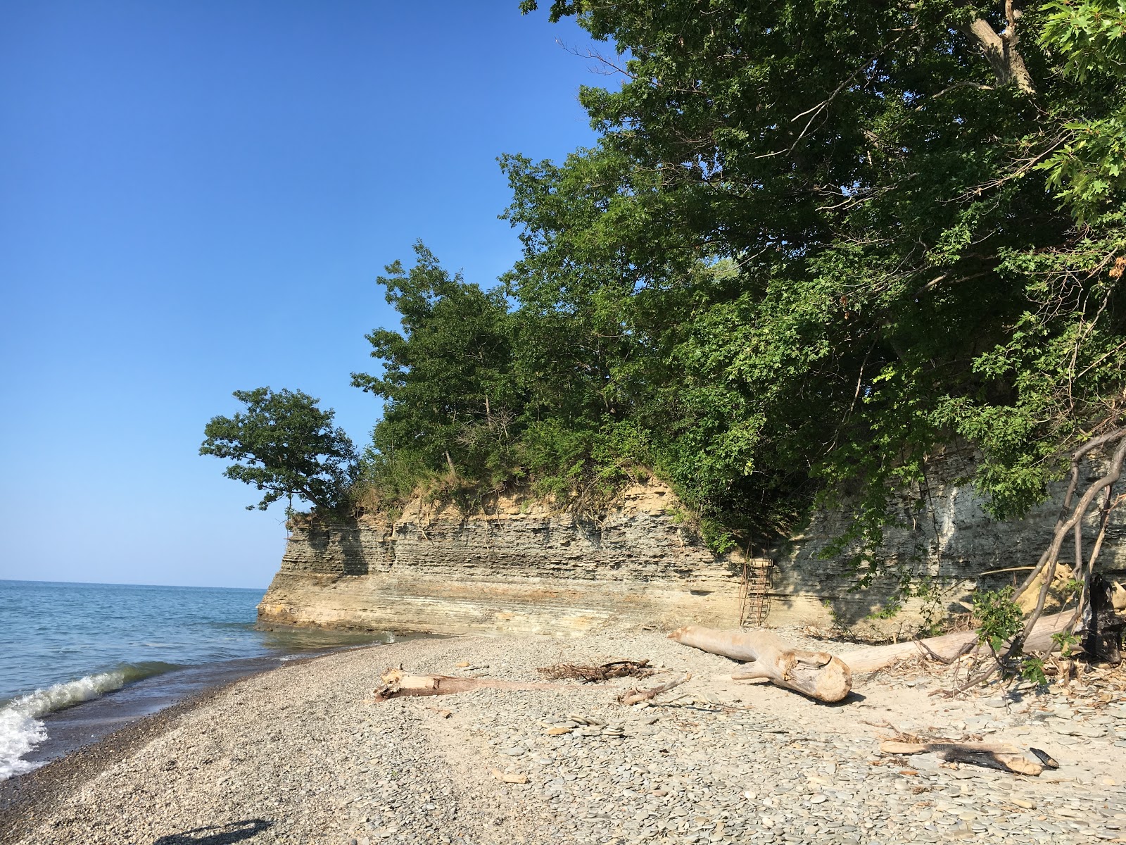 Foto von Ripley Beach umgeben von Bergen