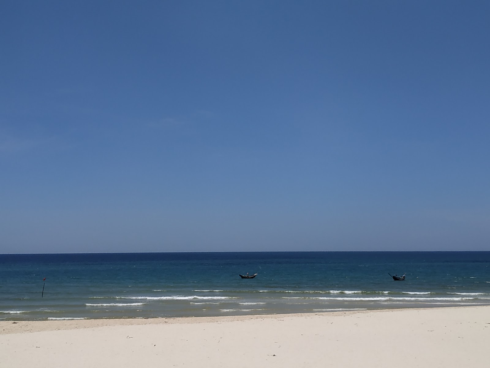 Photo of Vinh Thai Beach and the settlement