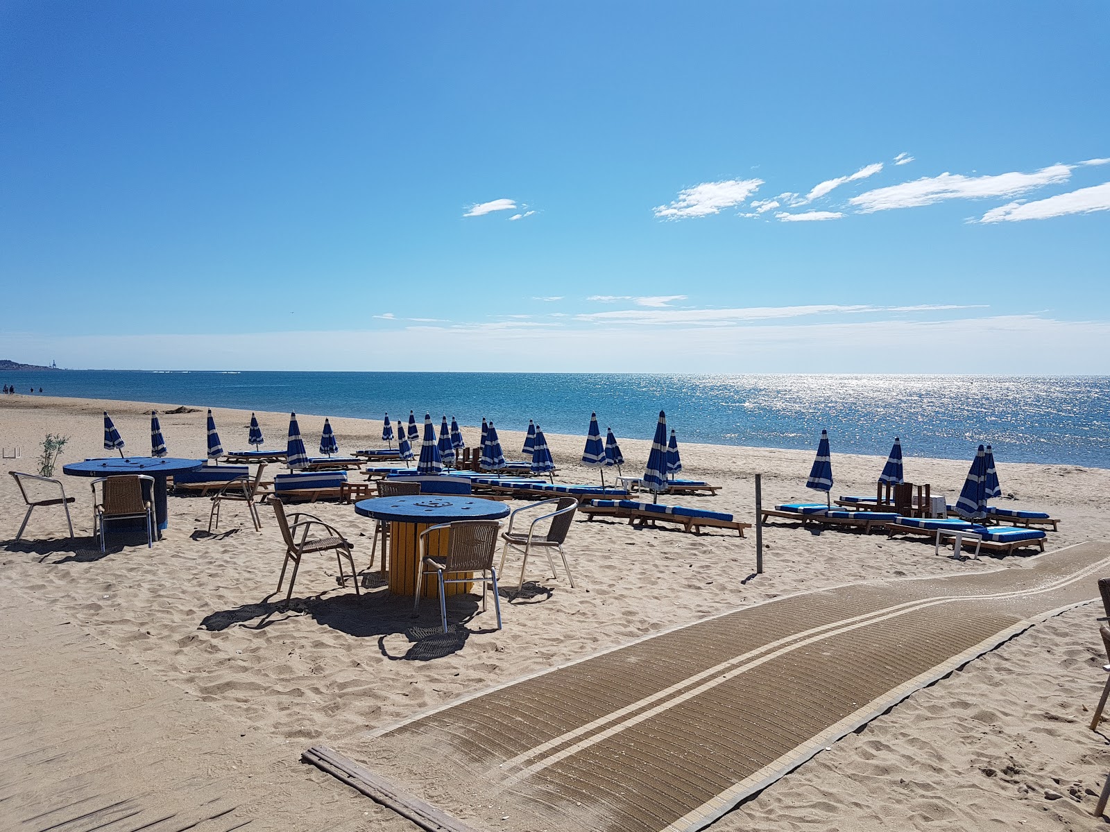 Foto von Walstrand mit heller feiner sand Oberfläche