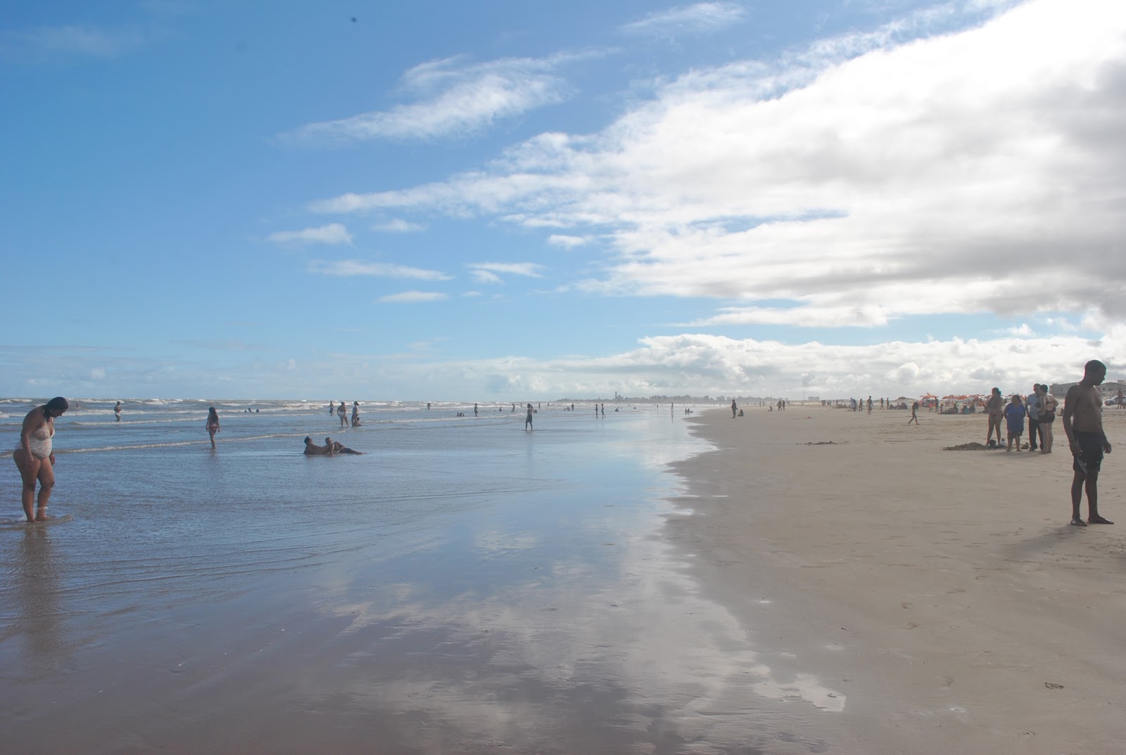 Foto de Praia de Atalaia Nova con arena brillante superficie