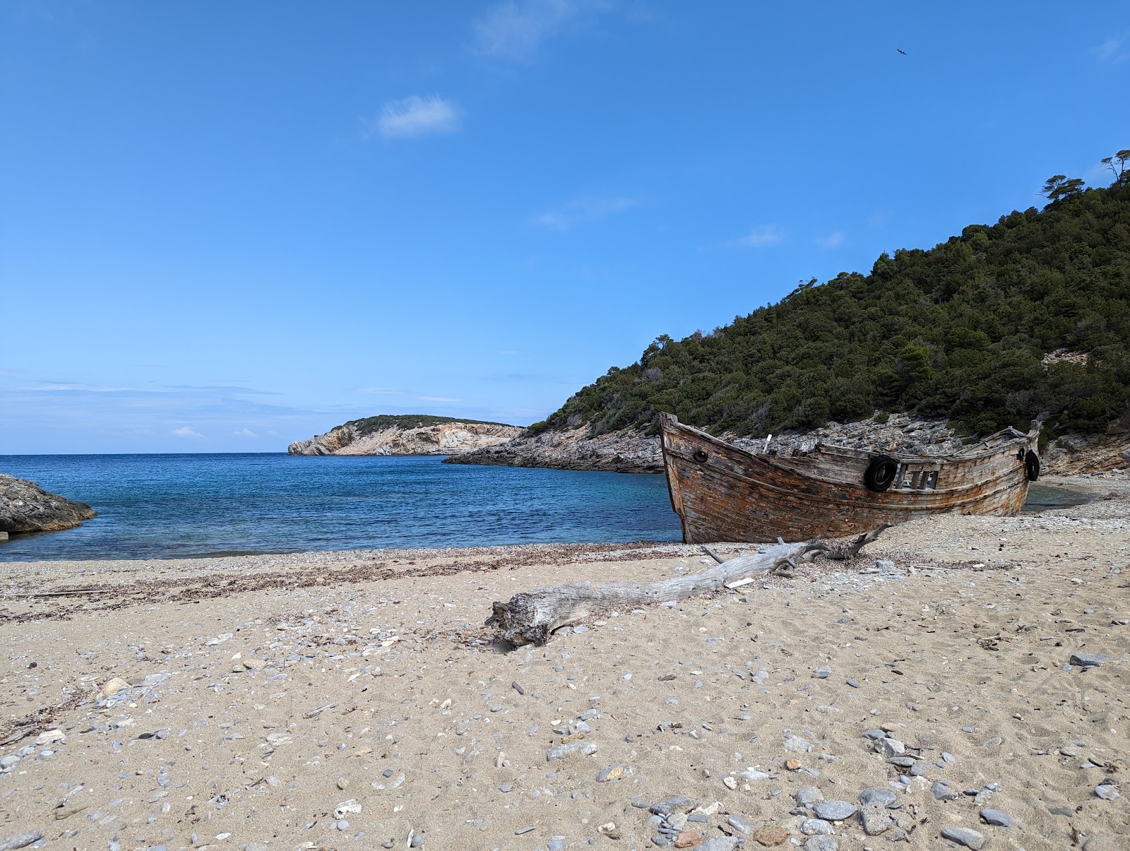 Foto von Agalipa Shipwreck Beach, Skyros mit sehr sauber Sauberkeitsgrad
