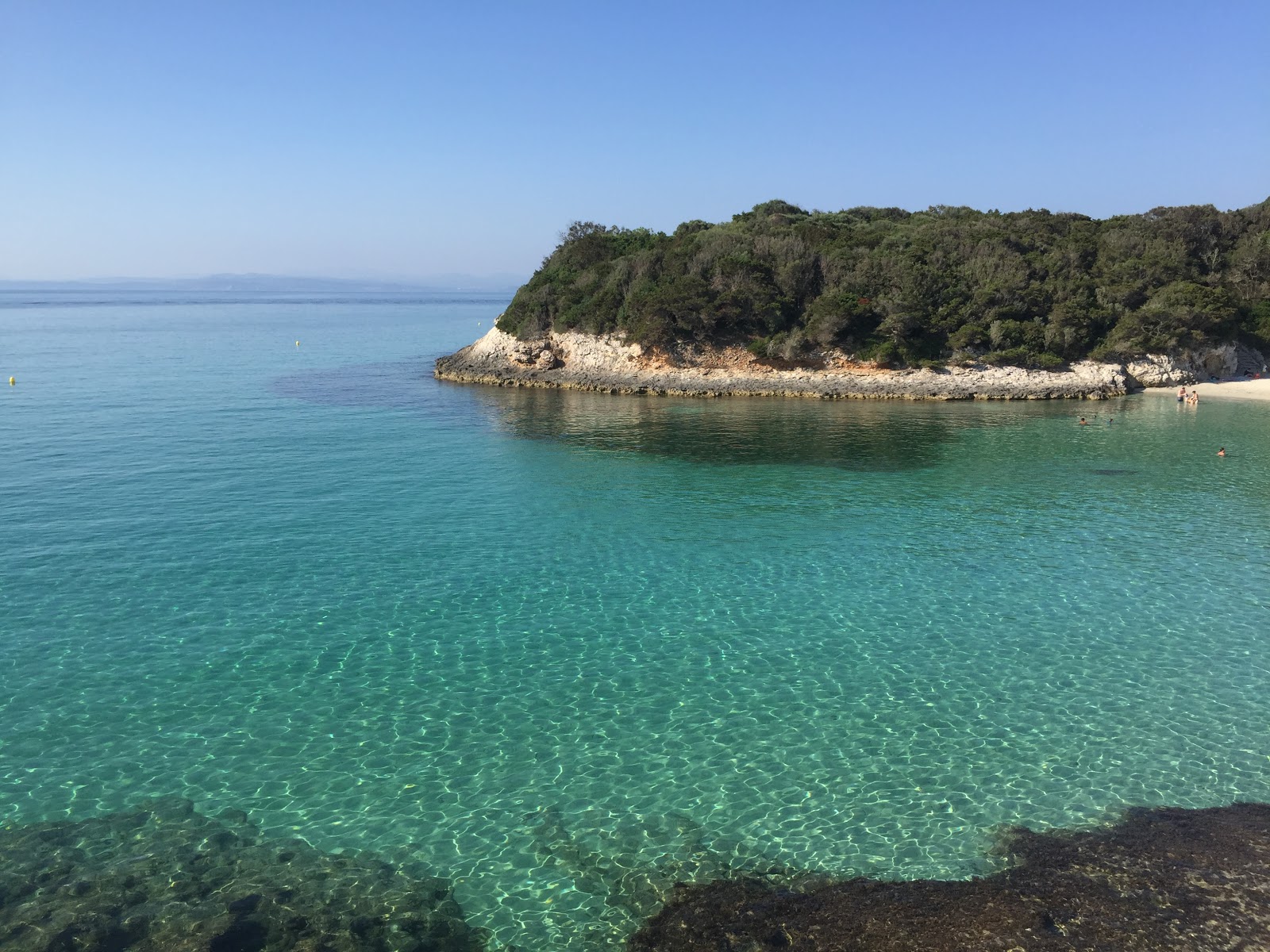 Φωτογραφία του Παραλία Πετιτ Σπερόνε υποστηρίζεται από βράχους