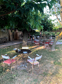 Atmosphère du Bar-restaurant à huîtres L'Huître et la Vigne à Saint-Hilaire-d'Ozilhan - n°7