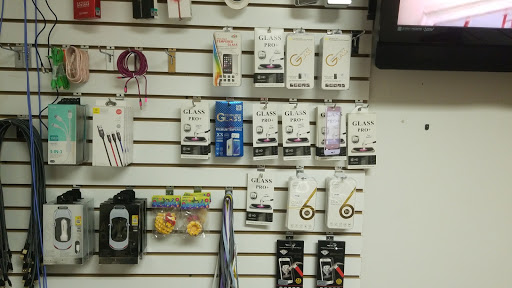 Cell Phone Store «I Phone Plus Repair», reviews and photos, 2500 Bardstown Rd #5, Louisville, KY 40205, USA