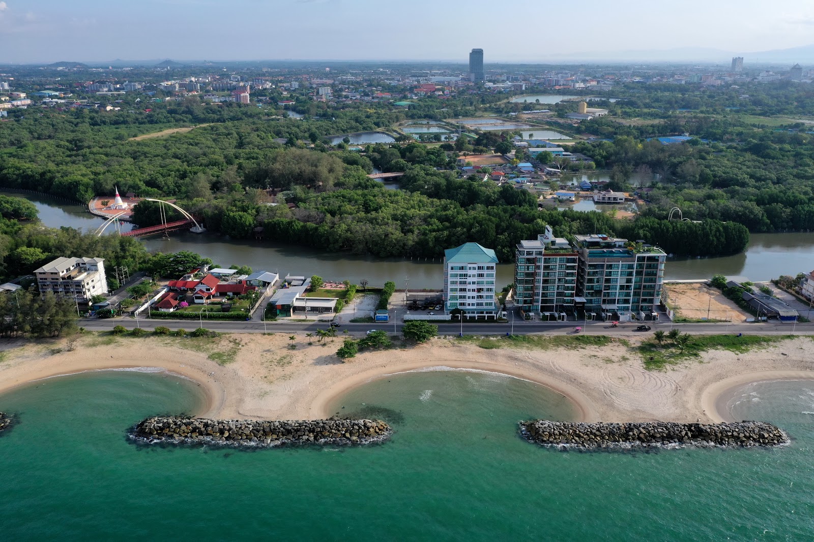 Φωτογραφία του Saeng Chan Beach με μακρά ευθεία ακτή