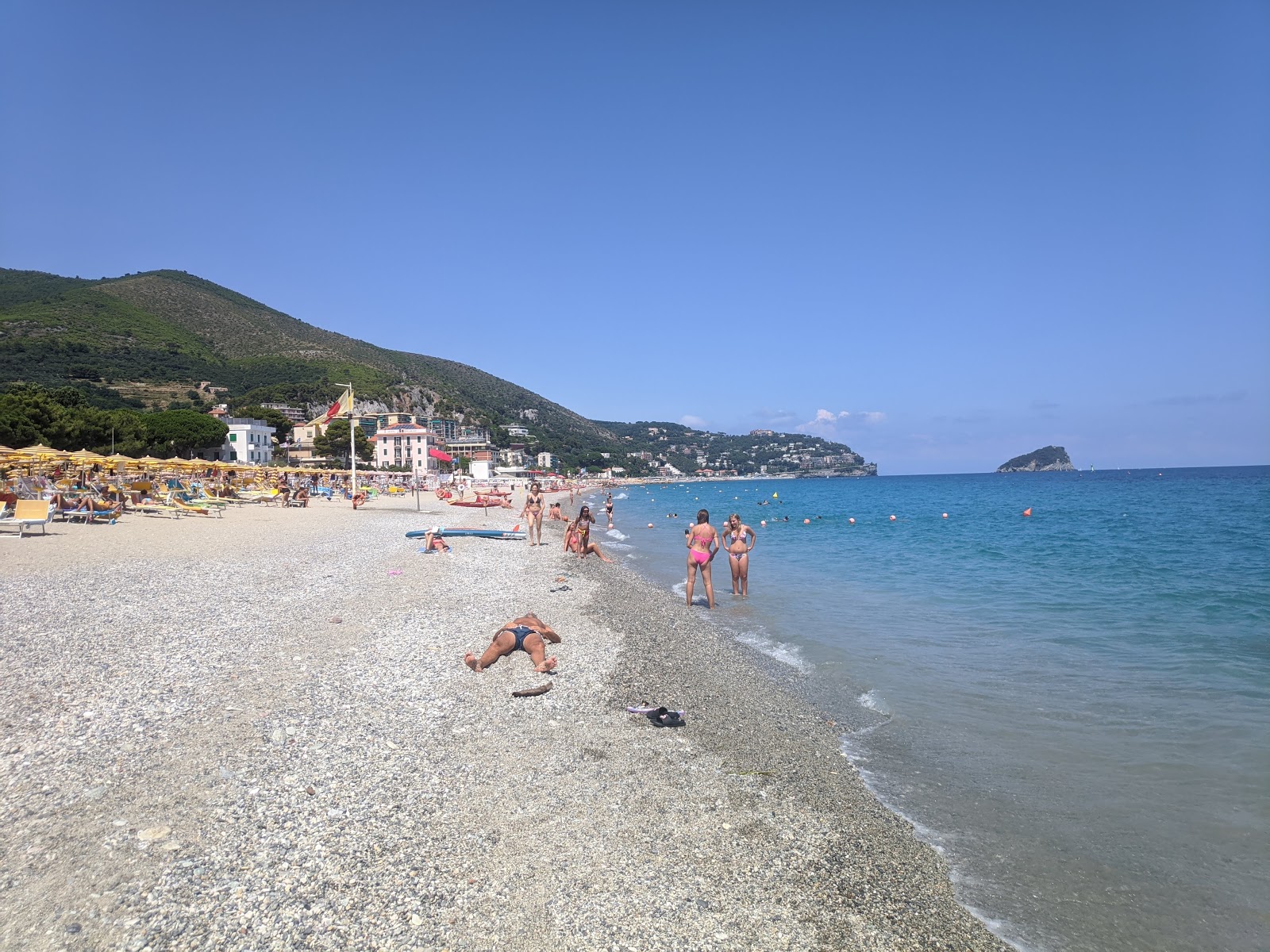 Foto von Spotorno beach und die siedlung