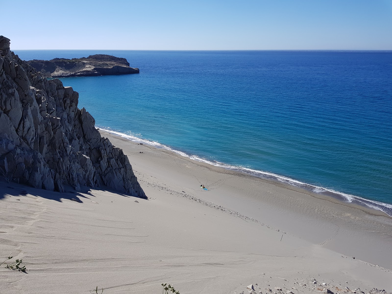 Foto av Agios Pavlos beach II omgiven av klippor