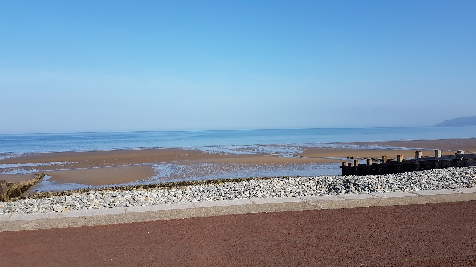 Foto di Spiaggia di Penmaenmawr sorretto da scogliere