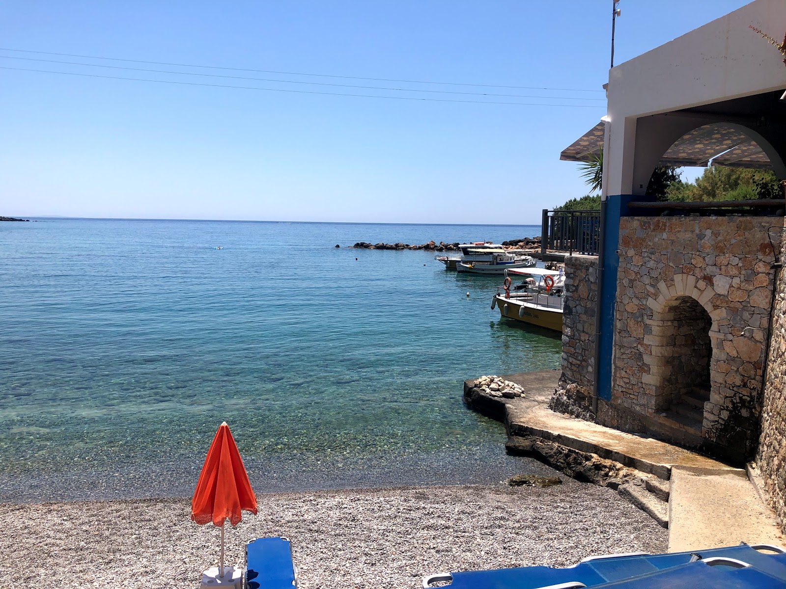 Foto von Paralia Finika von Klippen umgeben