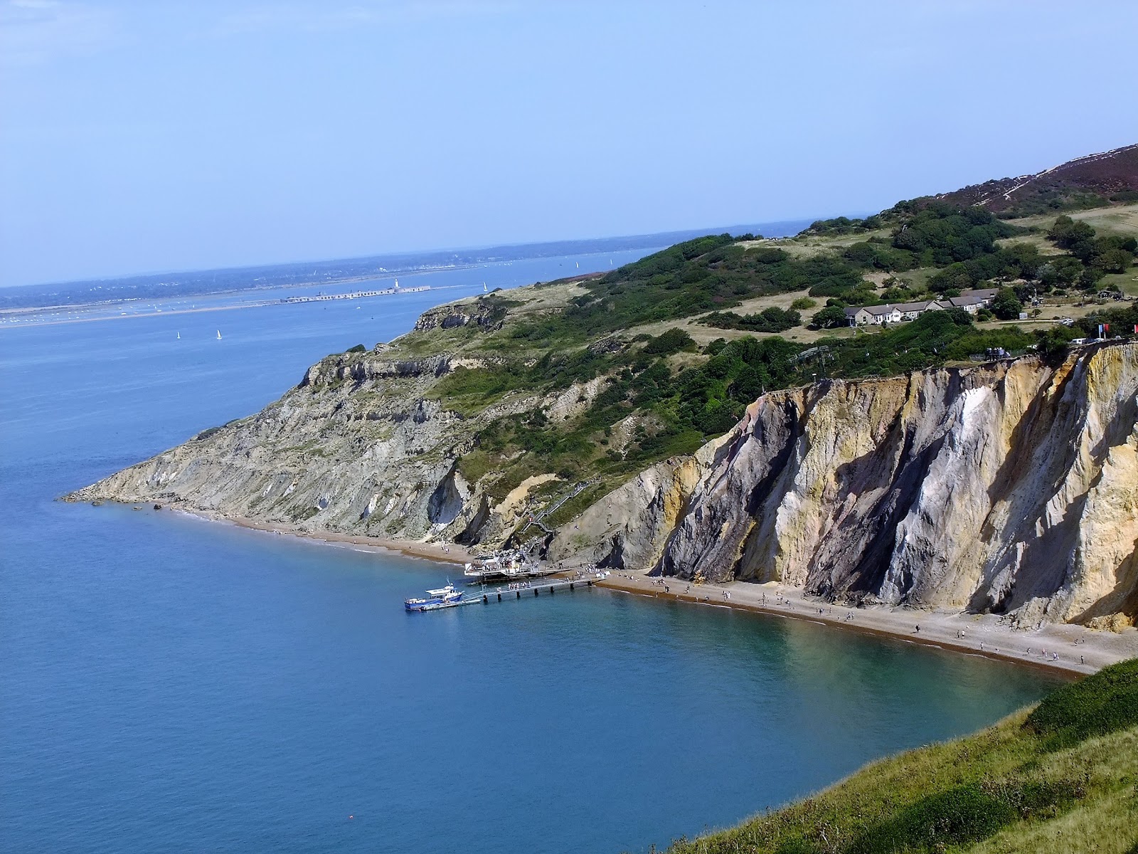 Foto van Alum Bay Beach met turquoise puur water oppervlakte