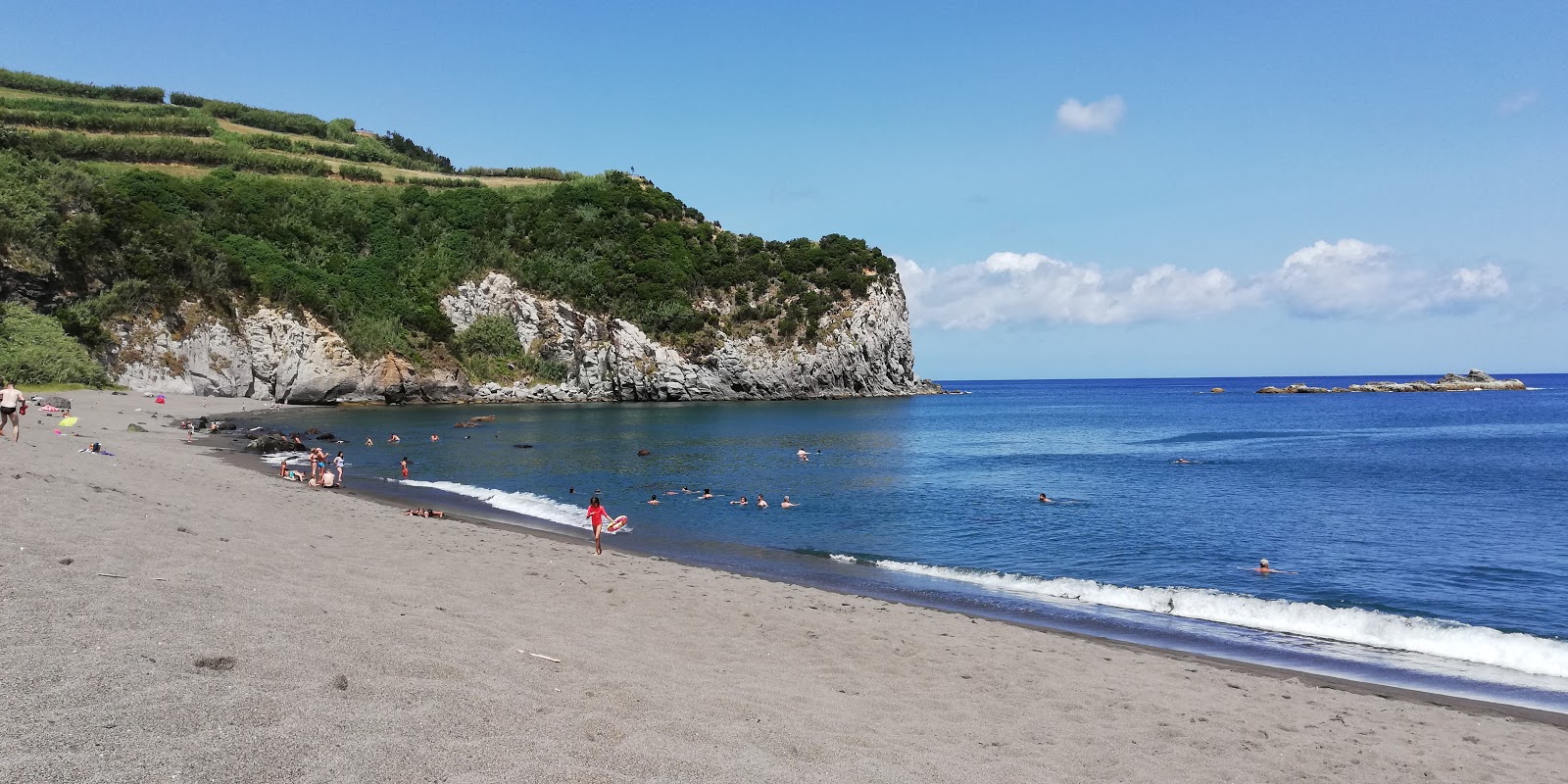 Foto van Praia dos Moinhos met grijs zand oppervlakte