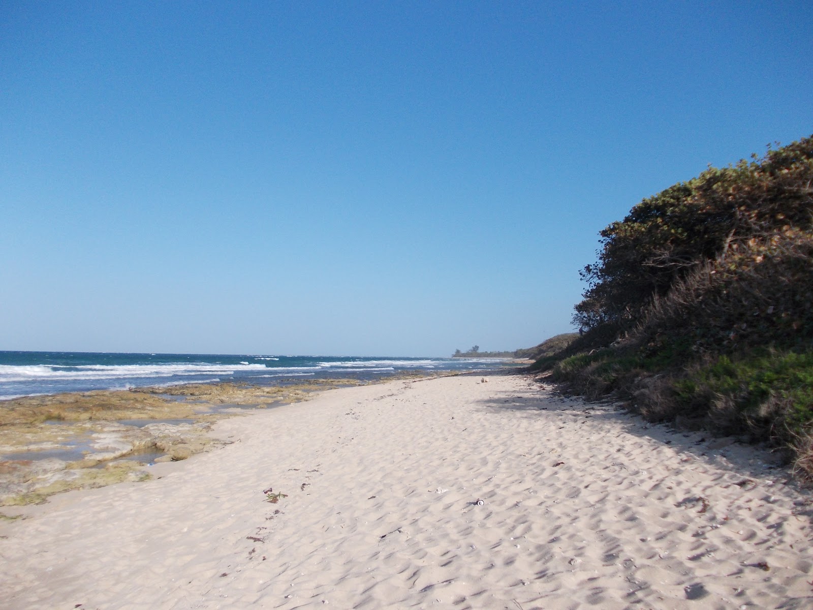 Φωτογραφία του Los Cocos beach με φωτεινή άμμος και βράχια επιφάνεια