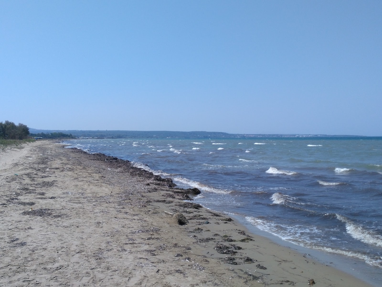 Foto von Paralia Myrsinis mit brauner sand Oberfläche