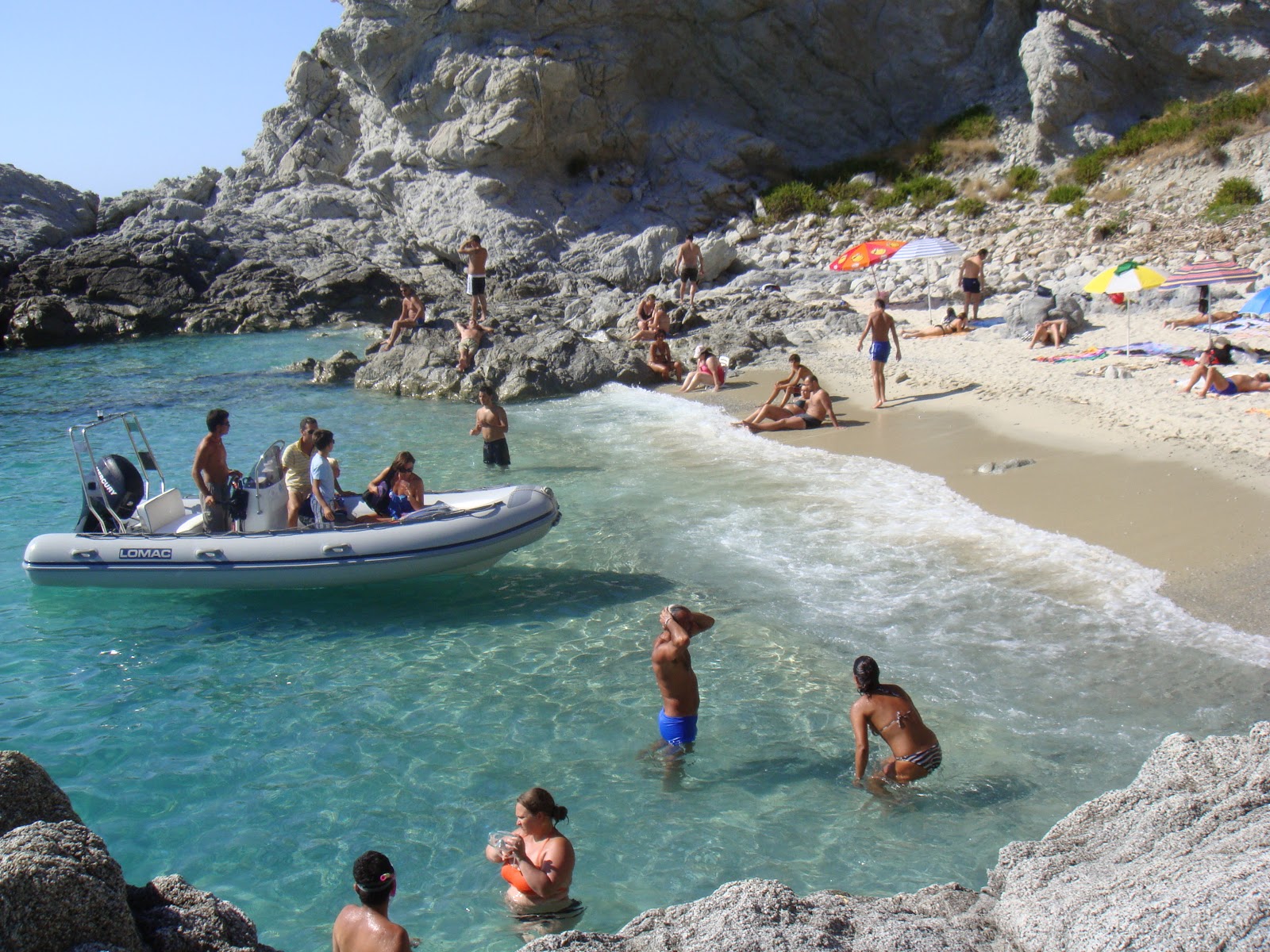 Photo de Praia I Focu Beach avec plusieurs petites baies