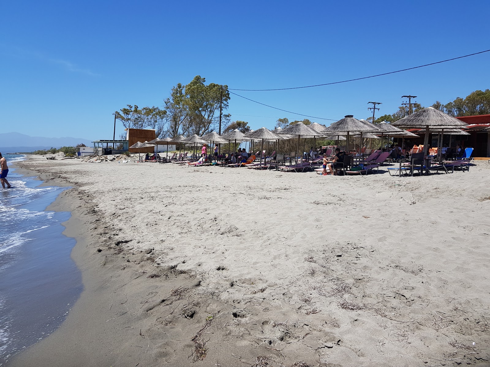 Fotografija Blue Coast beach z rjavi pesek površino