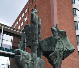 Skulptur 'Fünf Erdteile' von Bernhard Heiliger photo