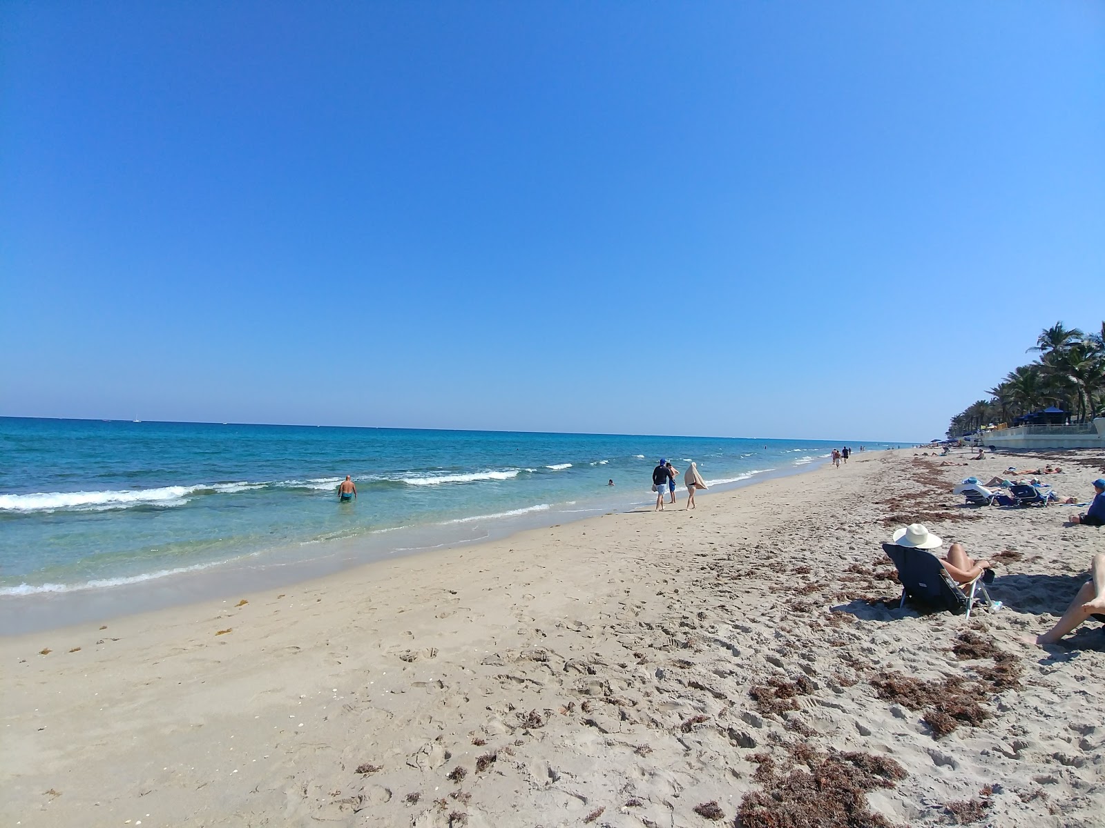 Lantana Municipal beach的照片 带有碧绿色水表面
