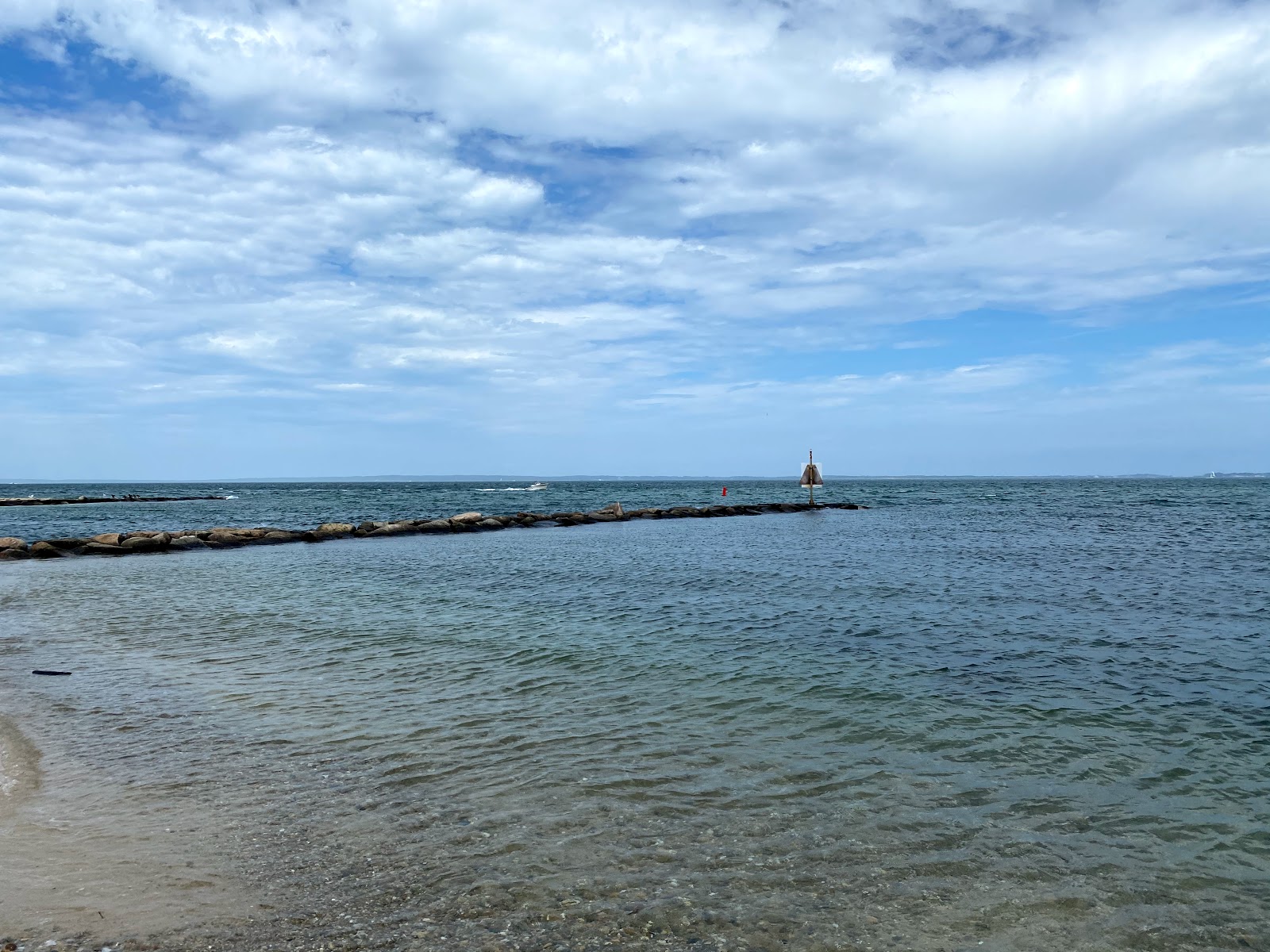 Lake Tashmoo Town Beach的照片 带有碧绿色水表面