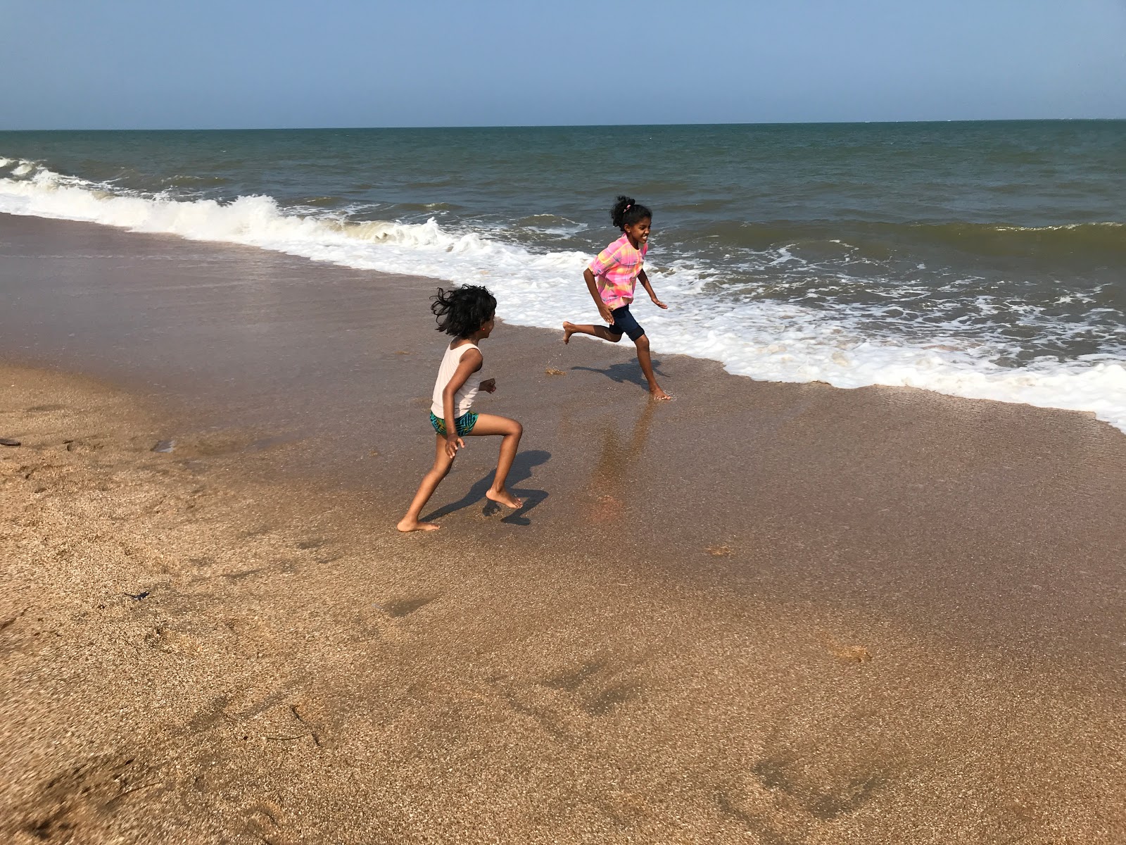Foto von Kombuthurai Beach mit lange, gerade küste