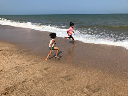 Foto von Kombuthurai Beach mit lange, gerade küste
