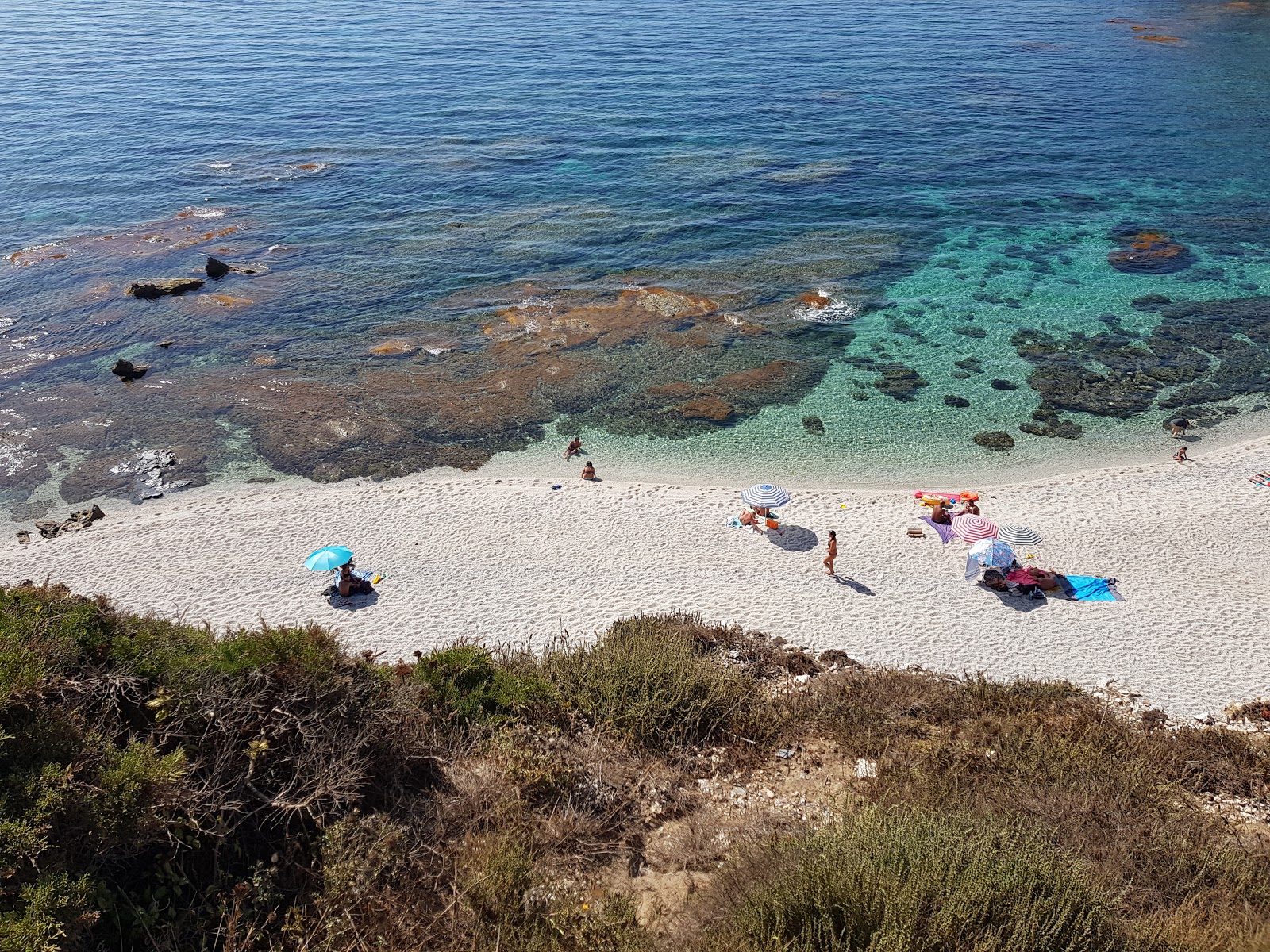 Foto de Spiaggia Di Rena Majore con arena beige y guijarros superficie