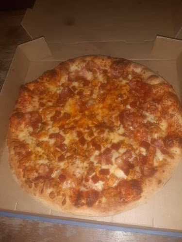 Reviews of 4 Corners Pizza in Newport - Pizza
