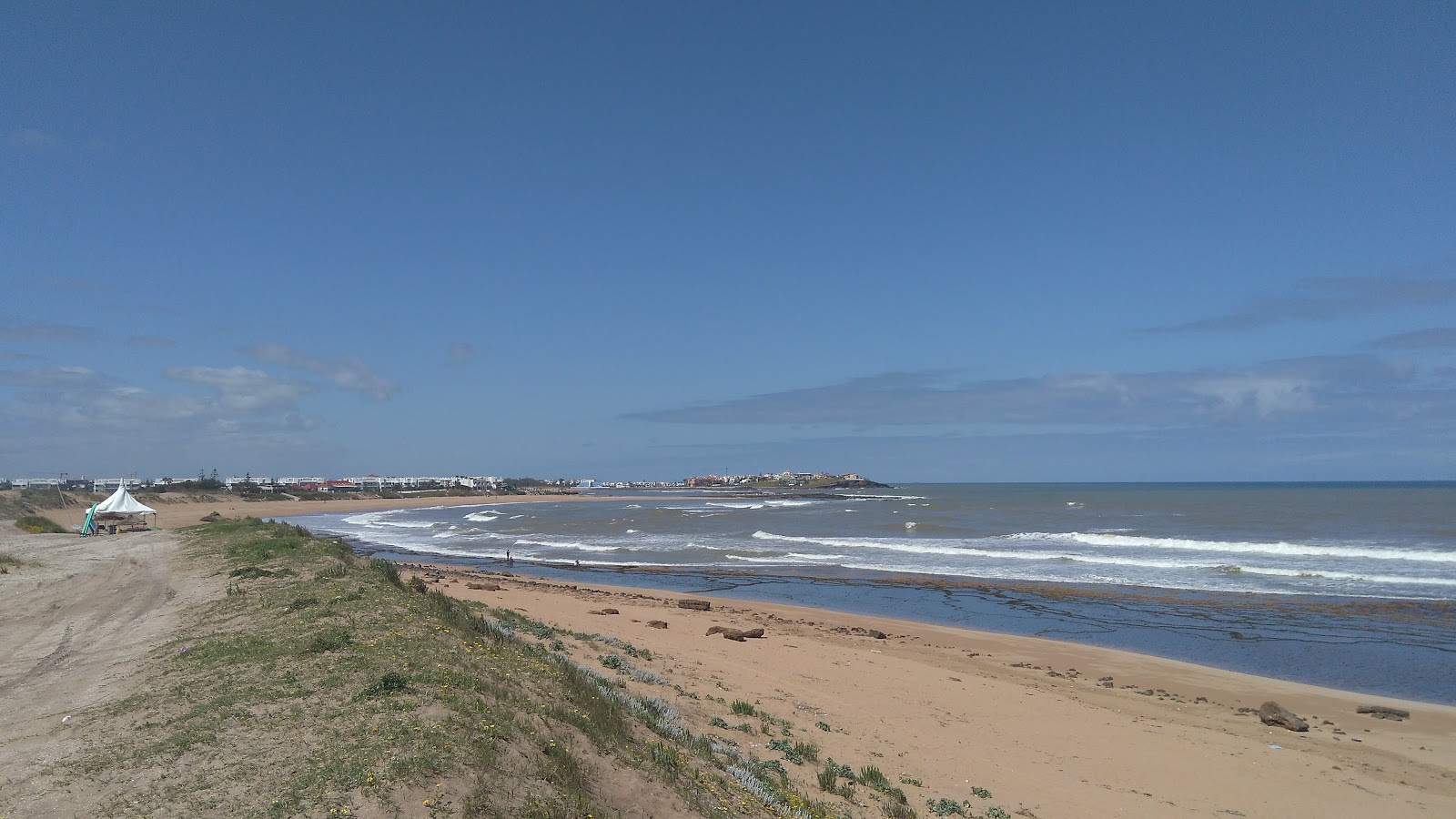 Valokuva Oued Cherrat Plageista. - suosittu paikka rentoutumisen tuntijoille