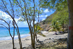 Plage de l'Anse Crawen'in fotoğrafı uçurumlarla desteklenmiş