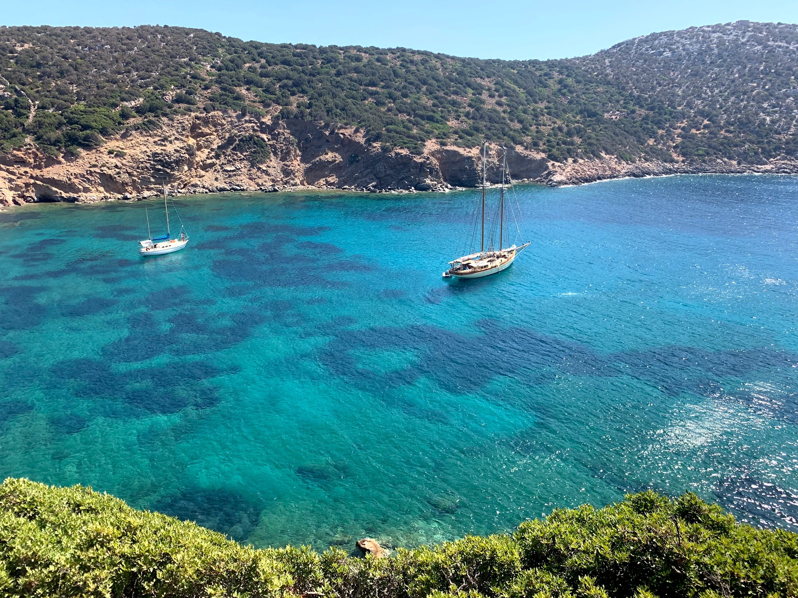 Foto van Paralia Fikiada met turquoise puur water oppervlakte