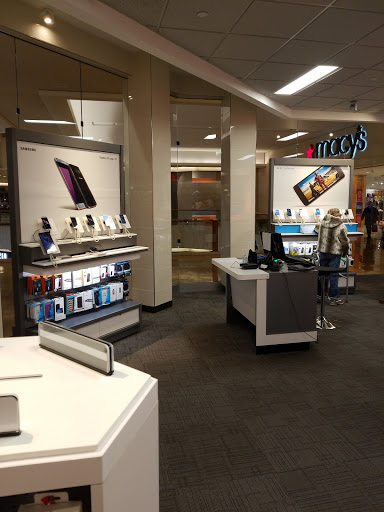Cell Phone Store «AT&T Authorized Retailer», reviews and photos, 2004 Northbrook Ct, Northbrook, IL 60062, USA