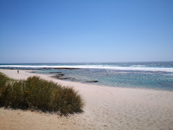 Photo de Blue Holes Beach avec rivage droit, long