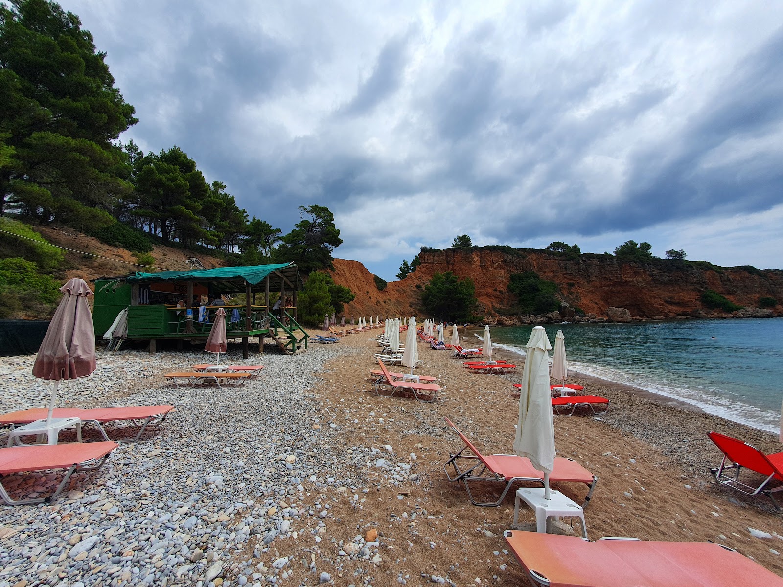 Kokkinokastro beach'in fotoğrafı dağlarla çevrili