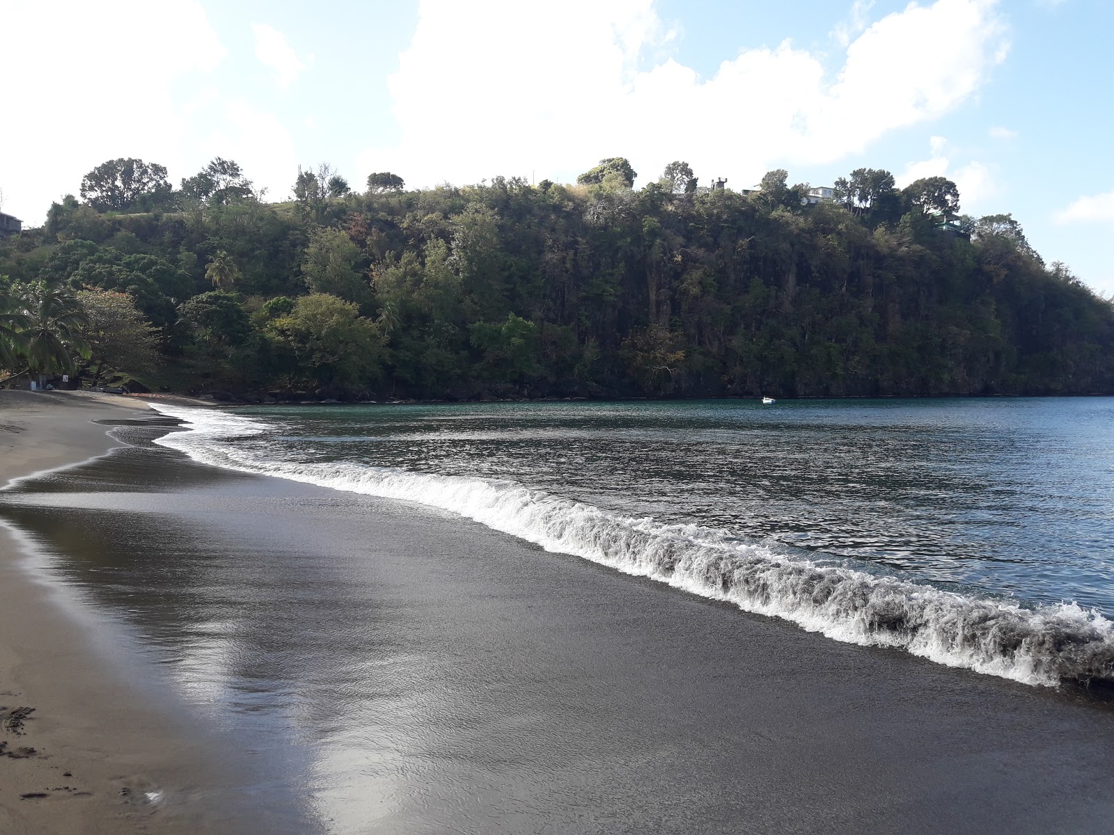 Foto de Questelles beach com alto nível de limpeza