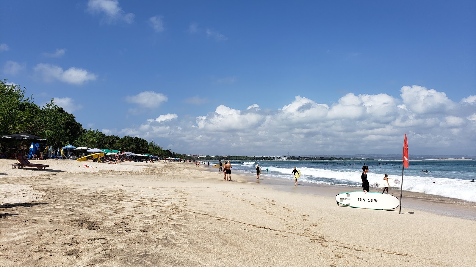 Photo de Plage de Kuta avec rivage droit, long