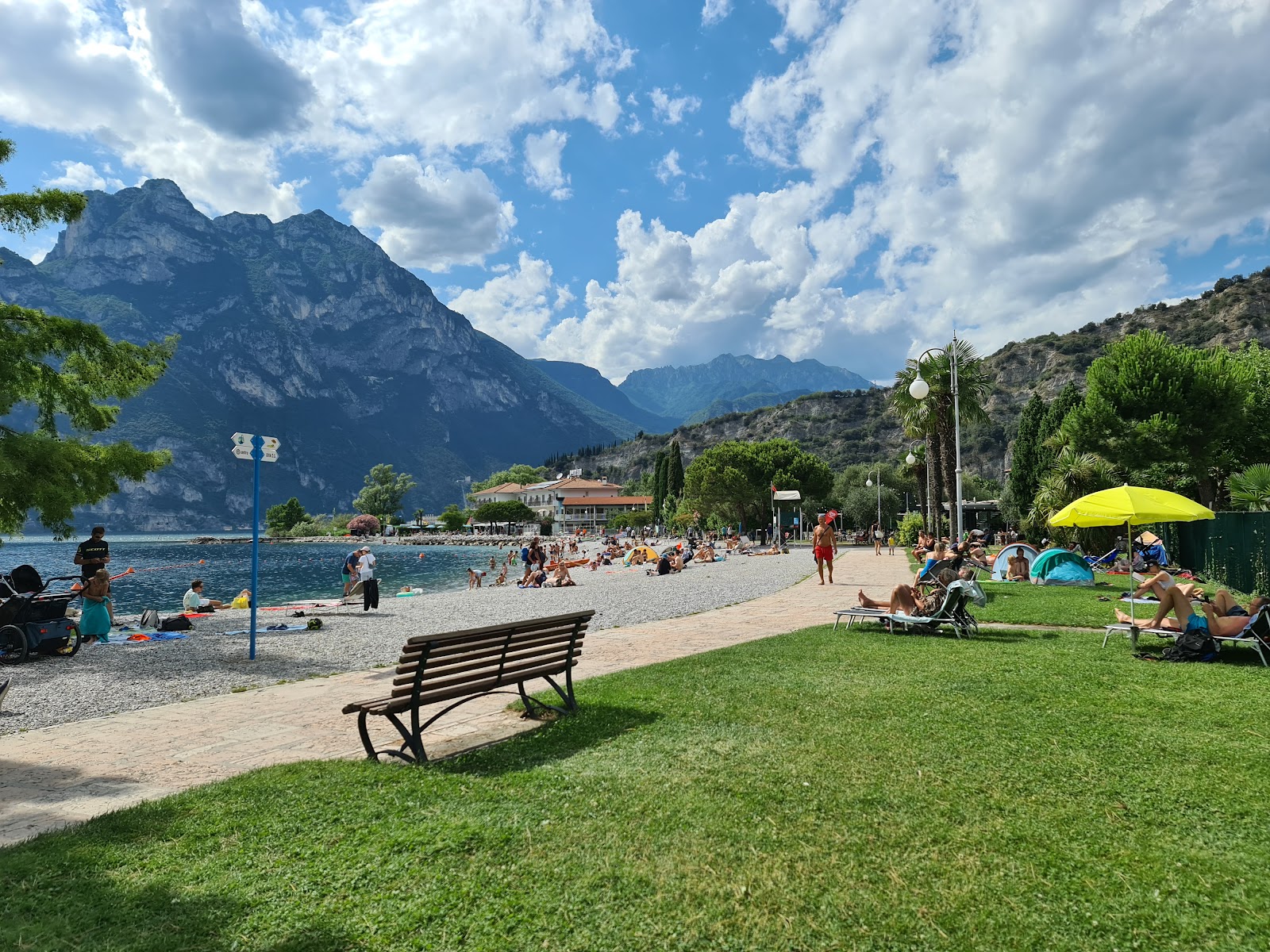 Foto de Spiaggia di Torbole respaldado por acantilados