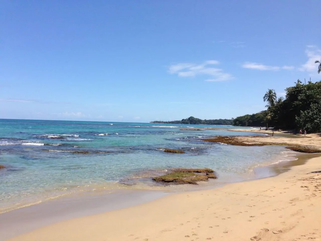 Photo de Chiquita beach avec plage spacieuse