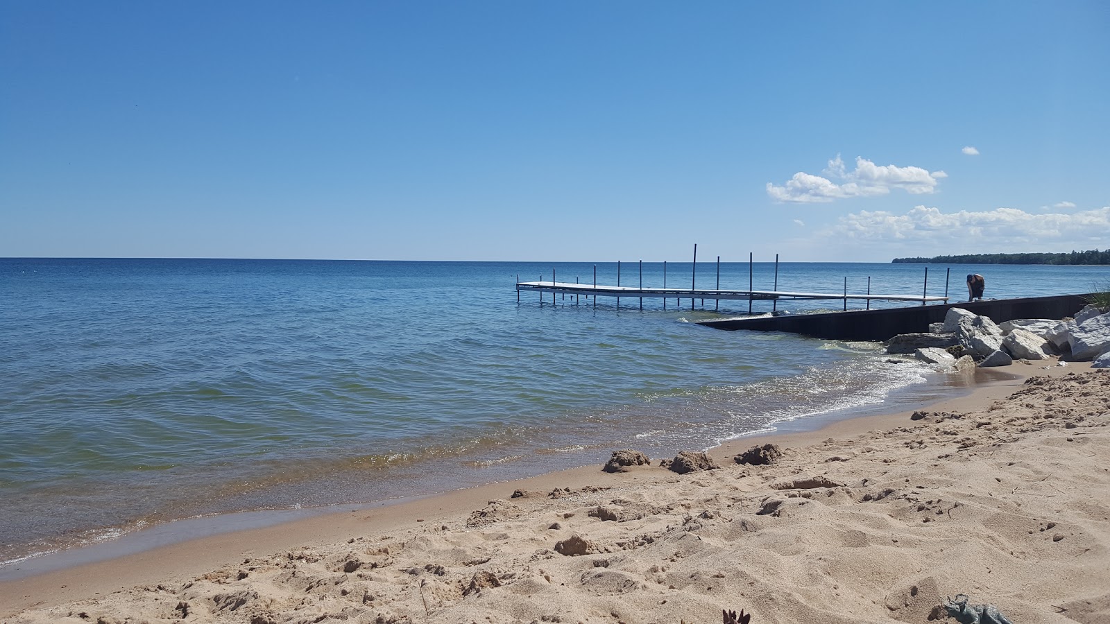 Foto av Lily Bay med lång rak strand