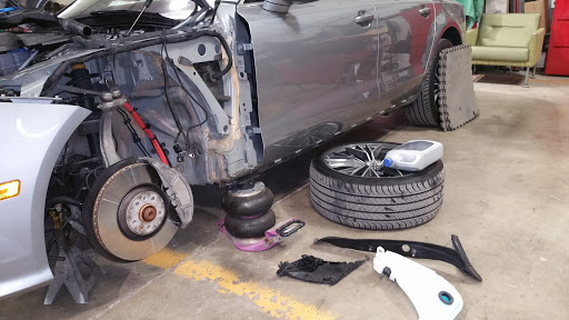 Auto Glass Shop «Casten Body Shop», reviews and photos, 230 Oakwood Rd, Lake Zurich, IL 60047, USA