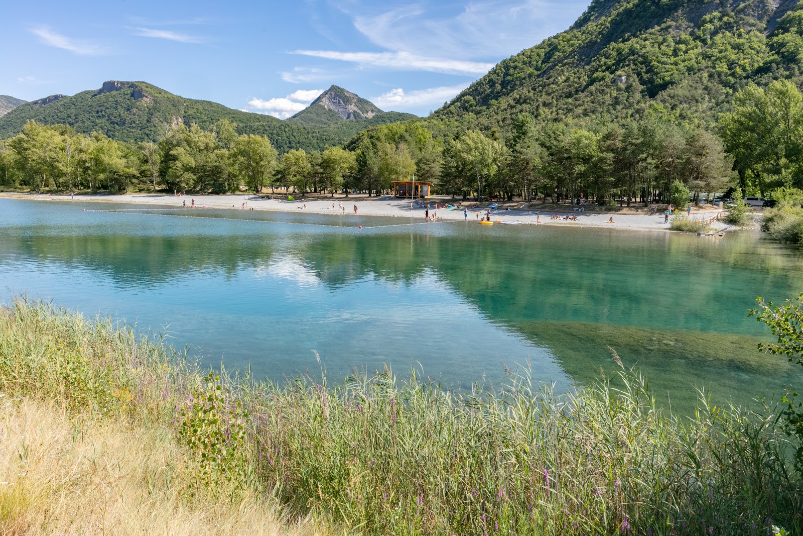 Foto von Plage La base de loisirs Les 3 Lacs mit felsiges gelände Oberfläche