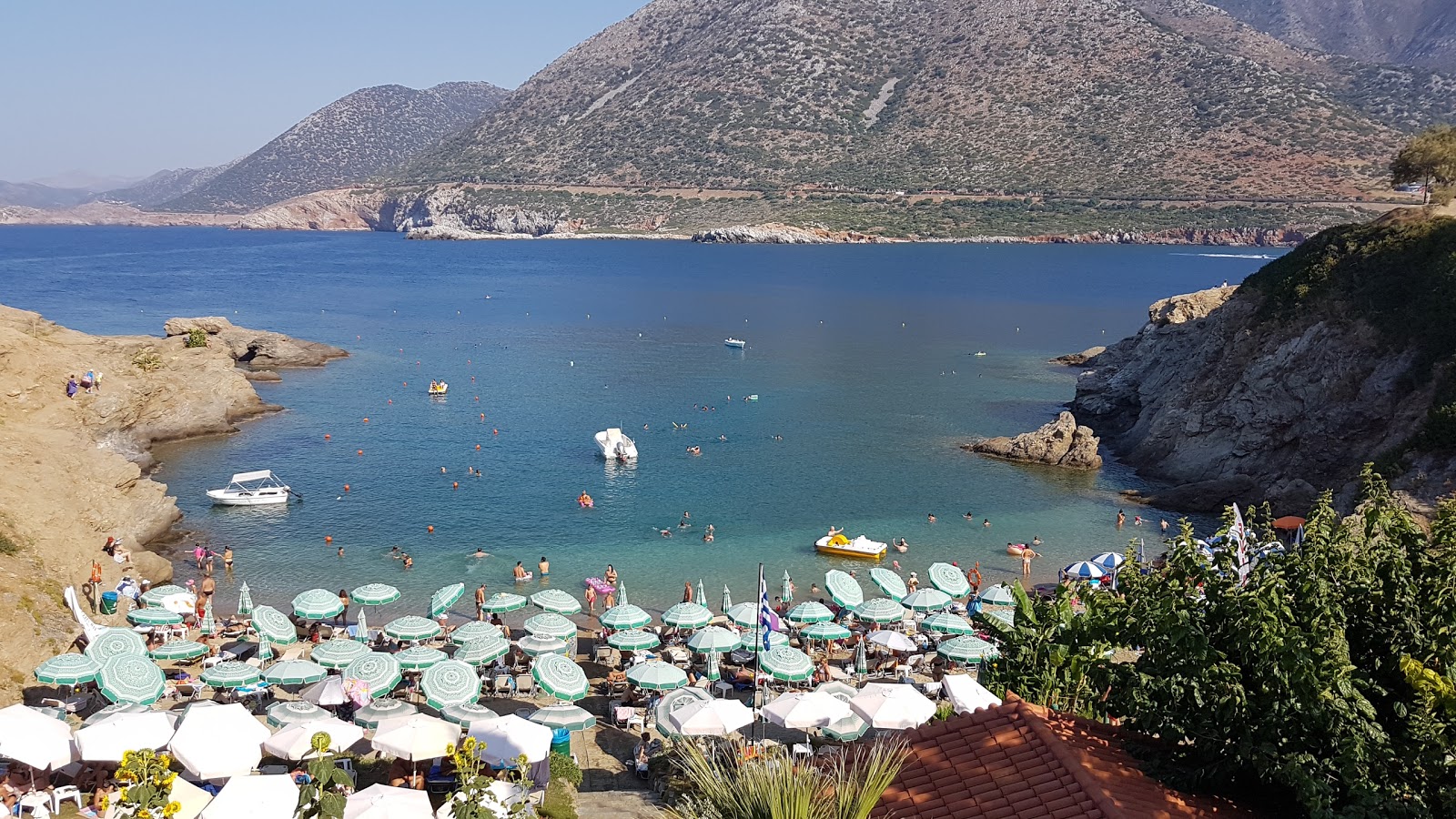 Foto von Karavostasi Strand und die siedlung