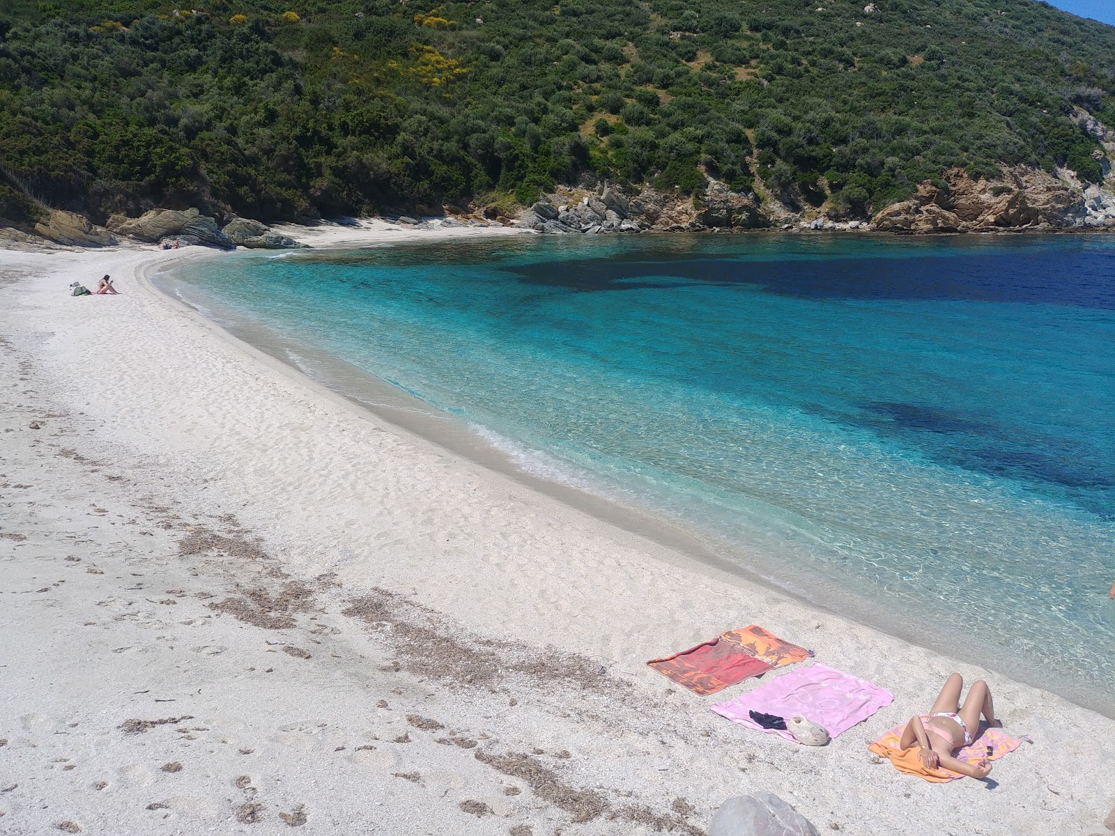 Fotografie cu Mageiras beach cu o suprafață de nisip alb