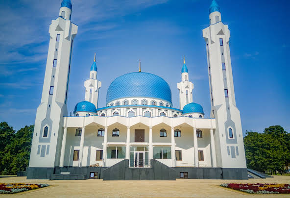 Майкоп главное. Майкопская Соборная мечеть. Соборная мечеть города Майкопа. Мечеть в Сочи. Мечеть Пенза.