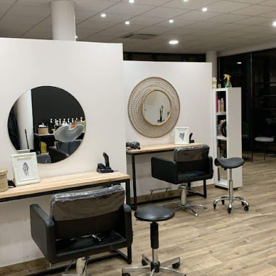 AU SALON centre commercial carrefour market entree rue roger vaillant 01500 amberieu en bugey à Ambérieu-en-Bugey