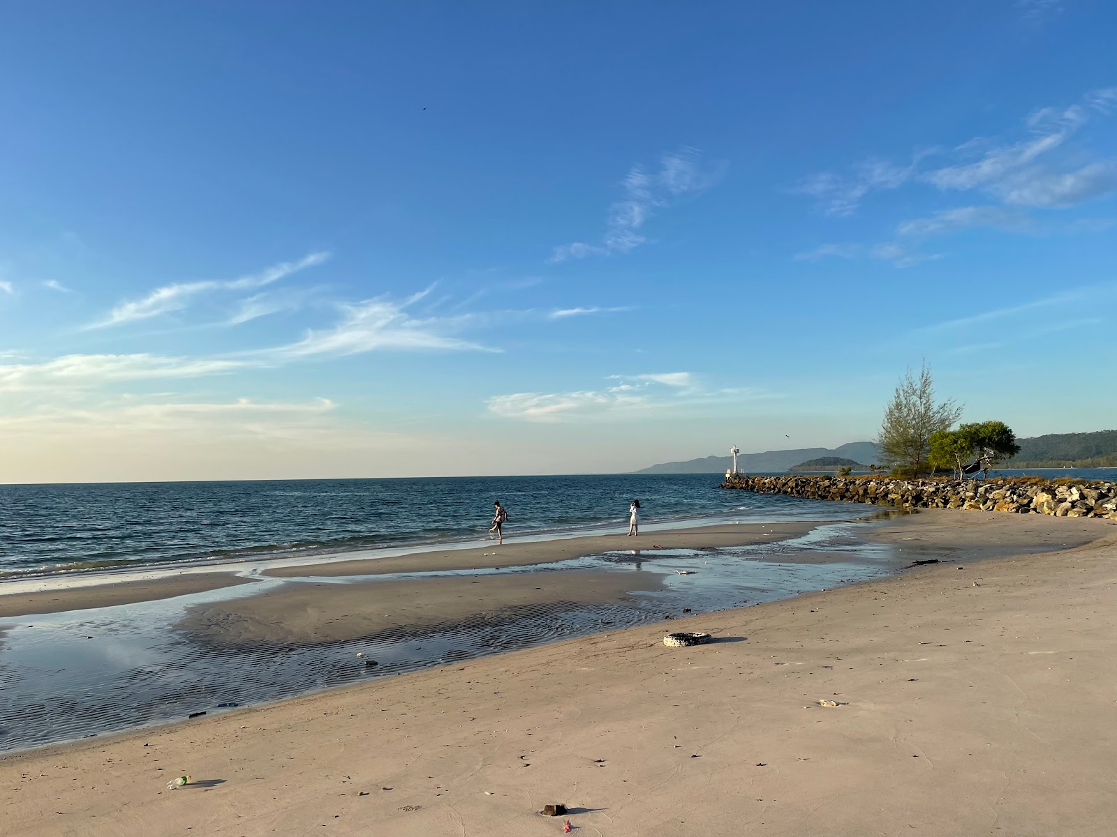 Foto av Mai Rut Beach med beige sand yta