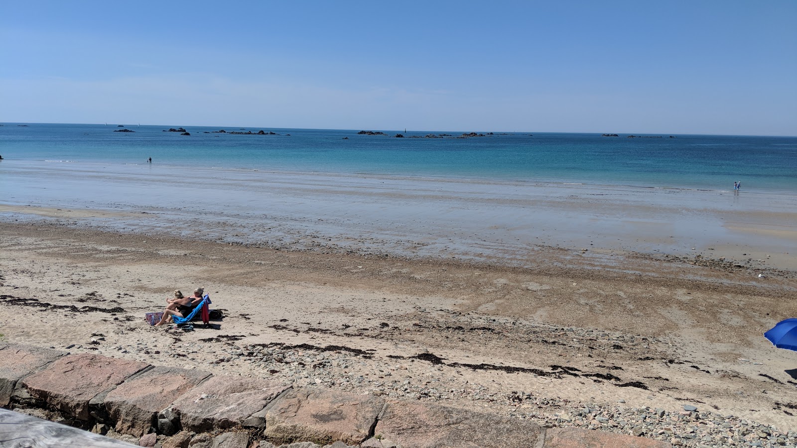 Fotografie cu La Greve d'Azette Beach cu o suprafață de apa pură turcoaz