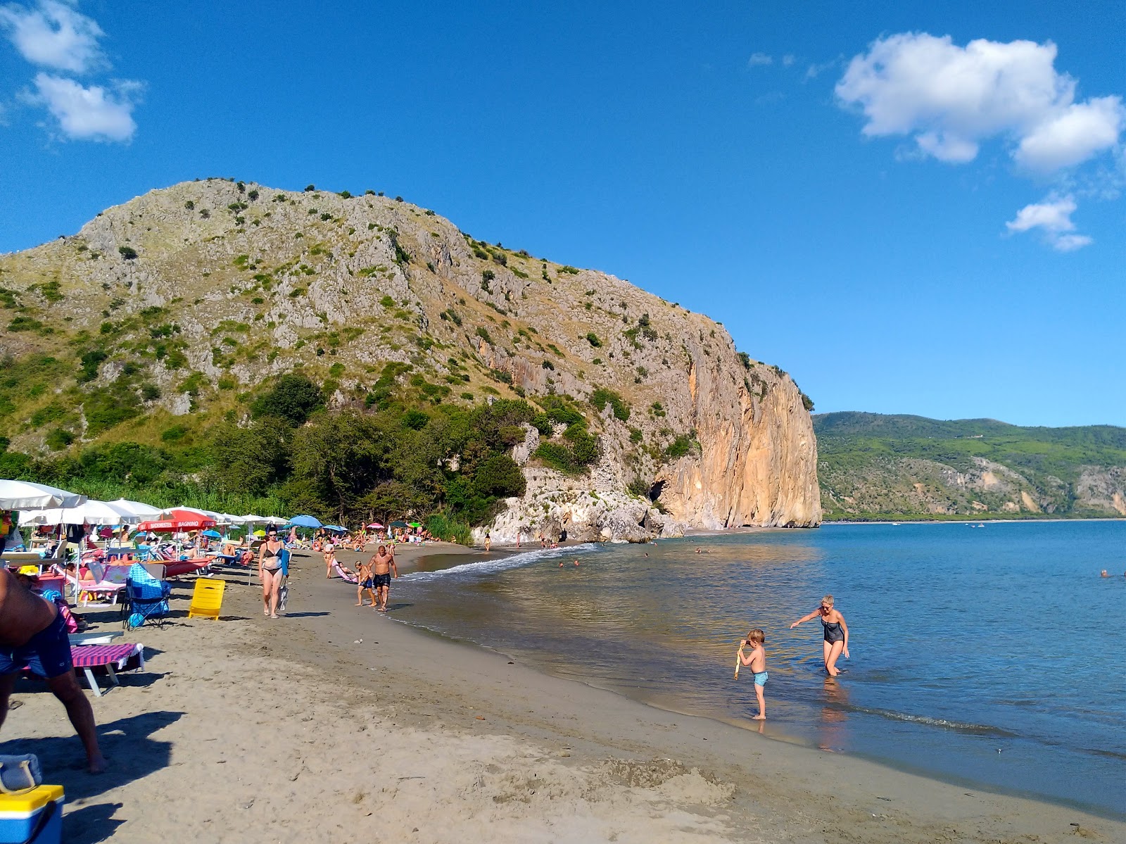 Valokuva Spiaggia Marinellaista. pinnalla kirkas hiekka:n kanssa