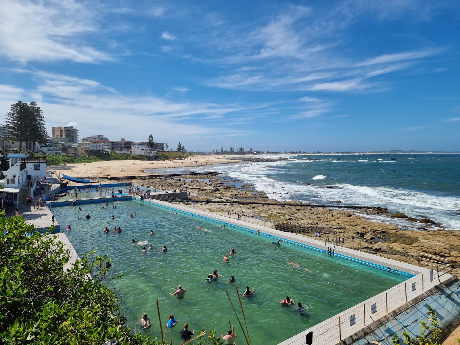 Foto de Ocean Baths con arena beige superficie