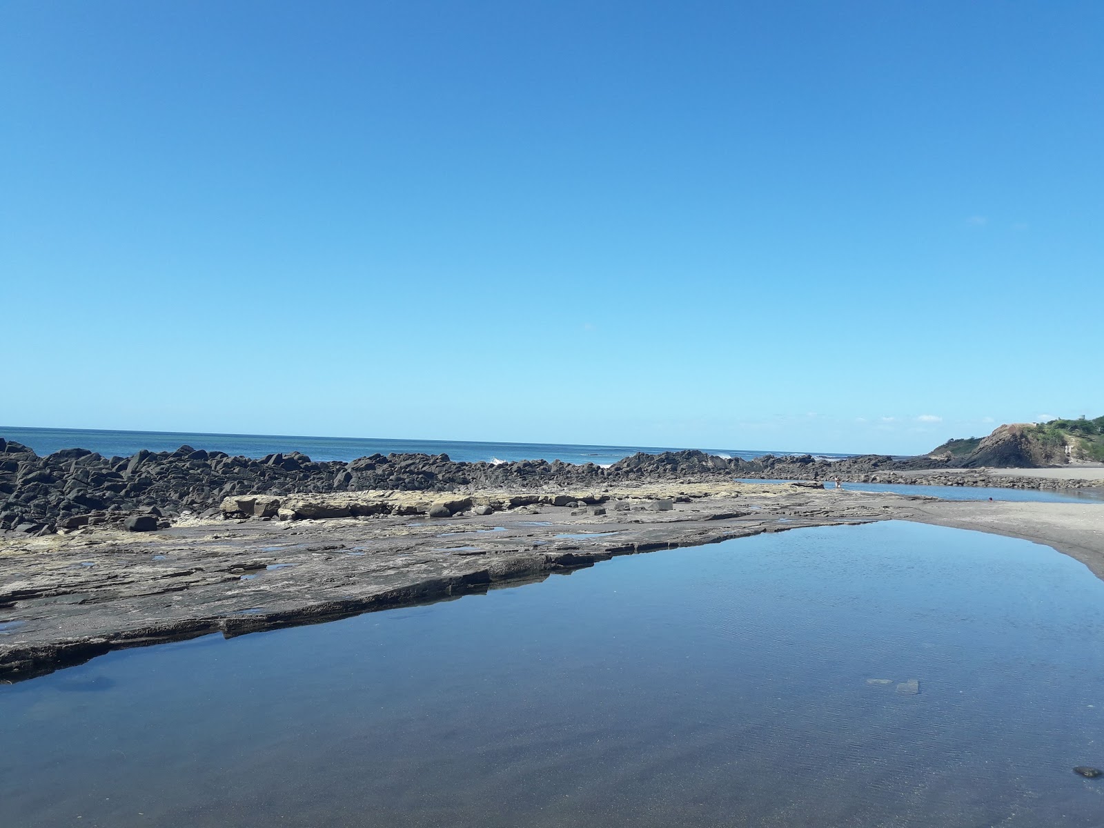 Photo de La Mona beach avec plusieurs baies spacieuses