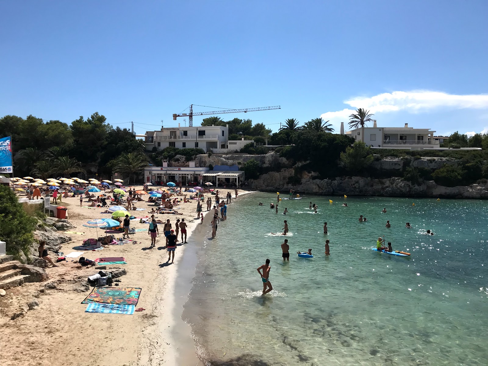 Foto av Cala Santandria och dess vackra landskap